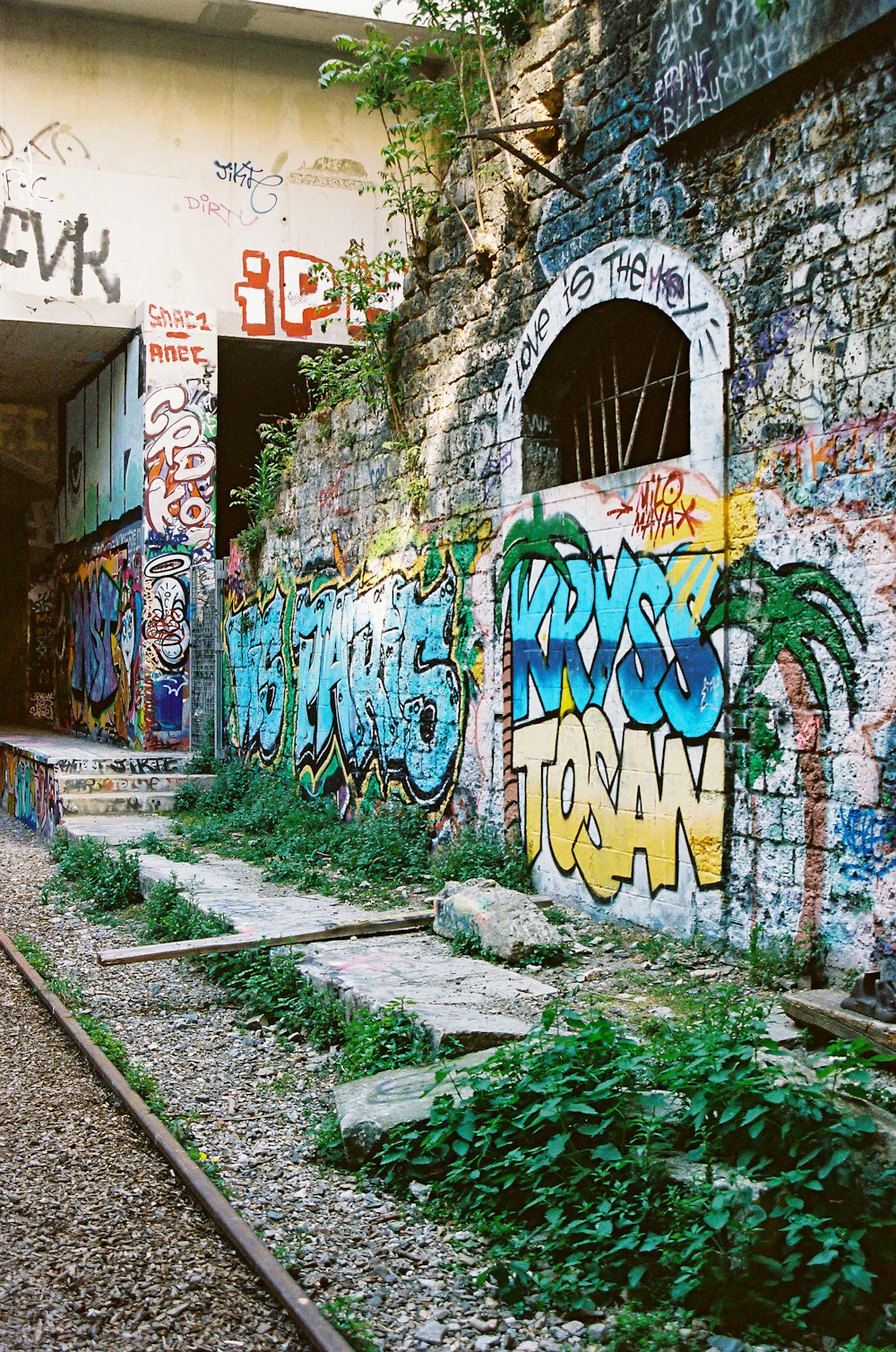 Graffiti en la pared durante el día