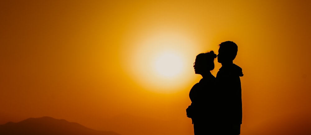 silhouette d’homme au coucher du soleil