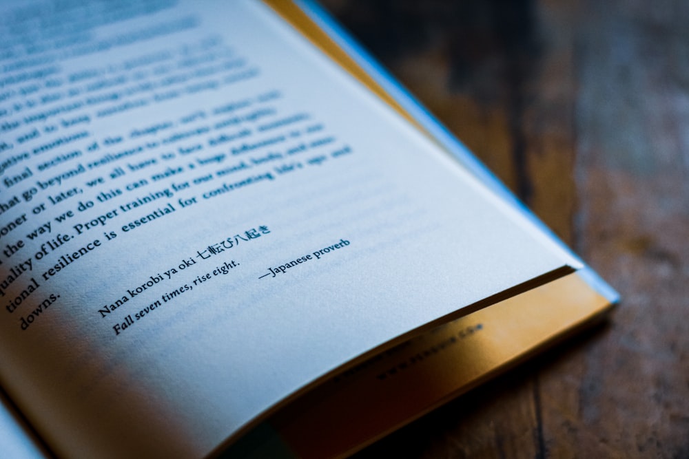 Página de libro blanco sobre mesa de madera marrón