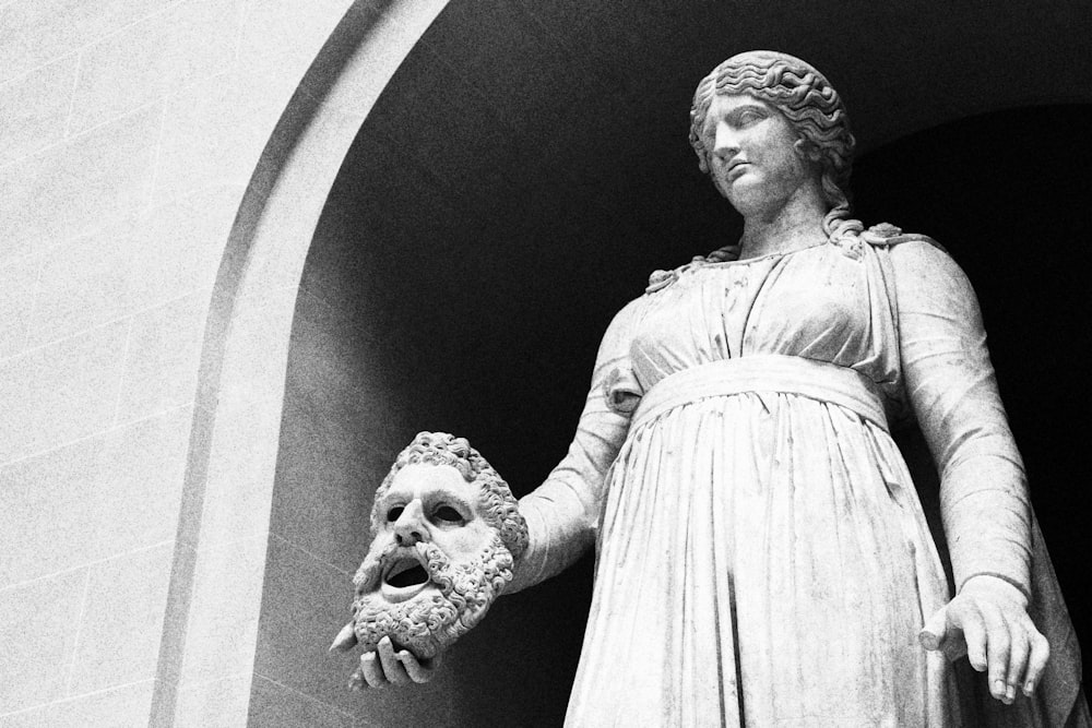 Photo en niveaux de gris d’une statue de femme