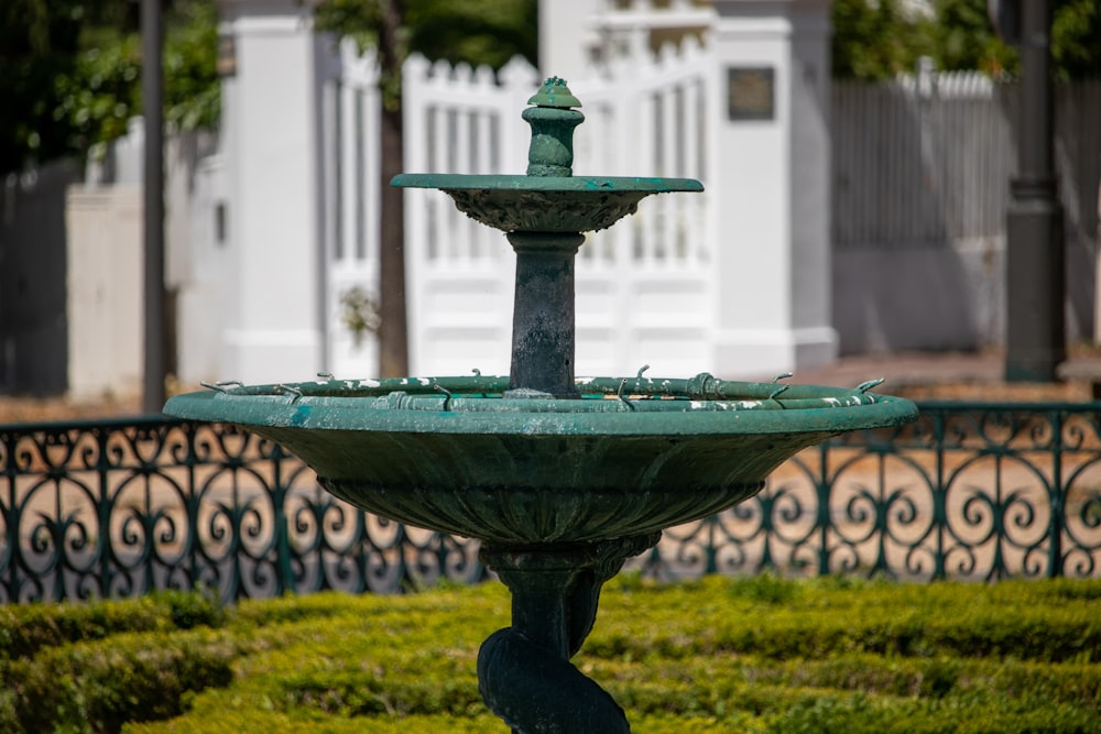 Fontana esterna nera e blu