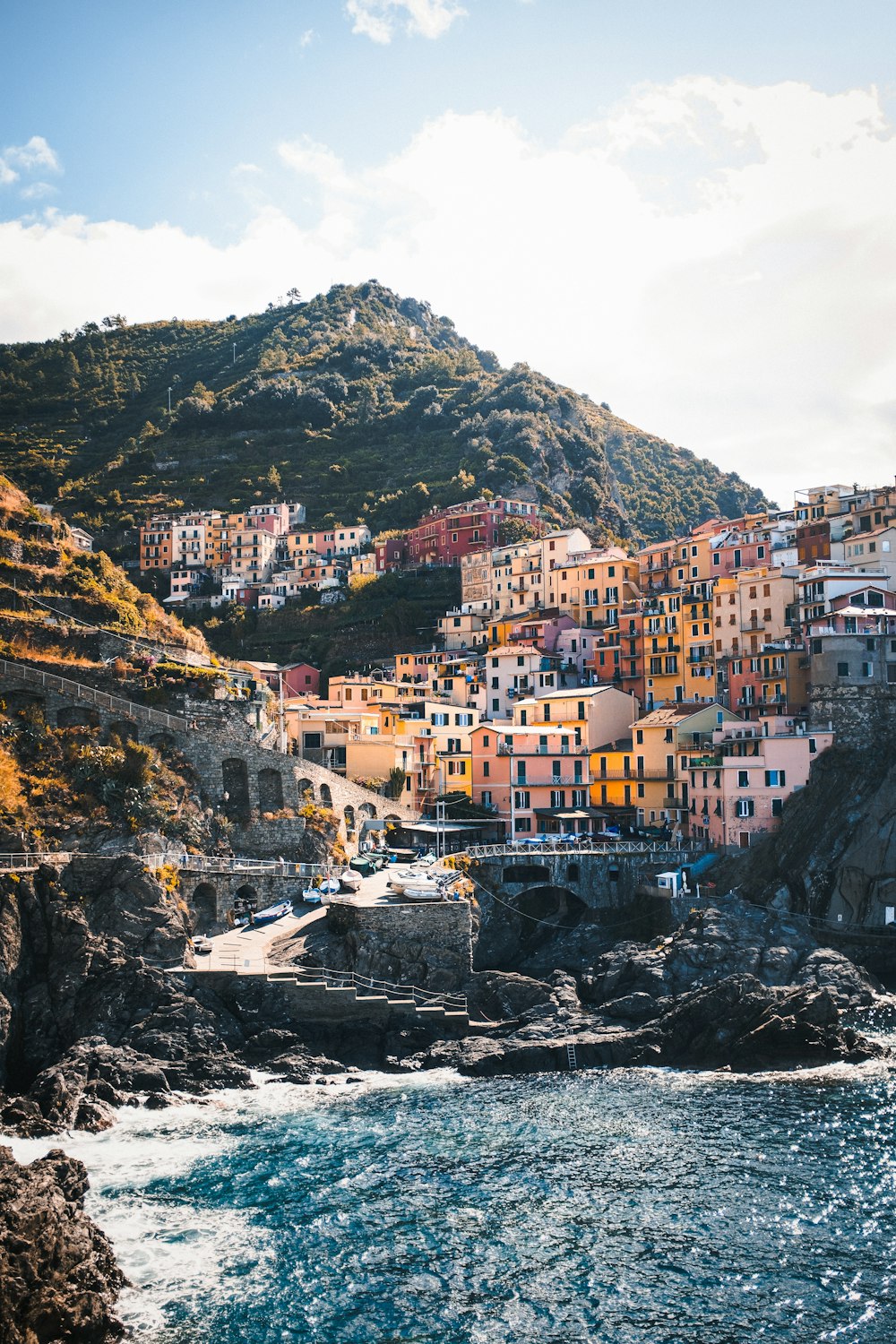 Case di cemento bianche e marroni sulla montagna rocciosa durante il giorno