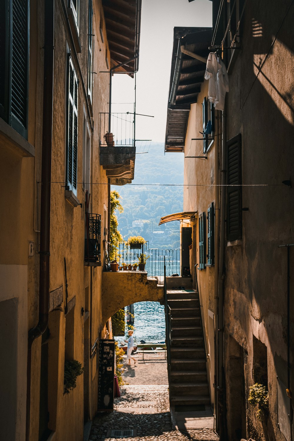 edificio in cemento marrone durante il giorno