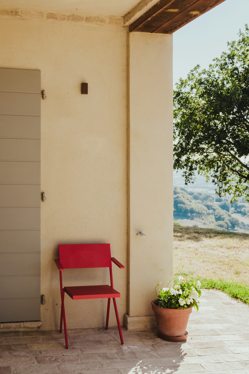 Chaise rouge et blanche près du mur blanc