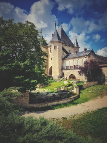 A beautiful view of Kasteel Steenenburg surrounded by lush greenery.