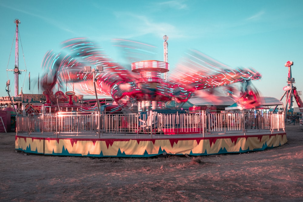 Fotografía de lapso de tiempo de luces en el parque durante la noche