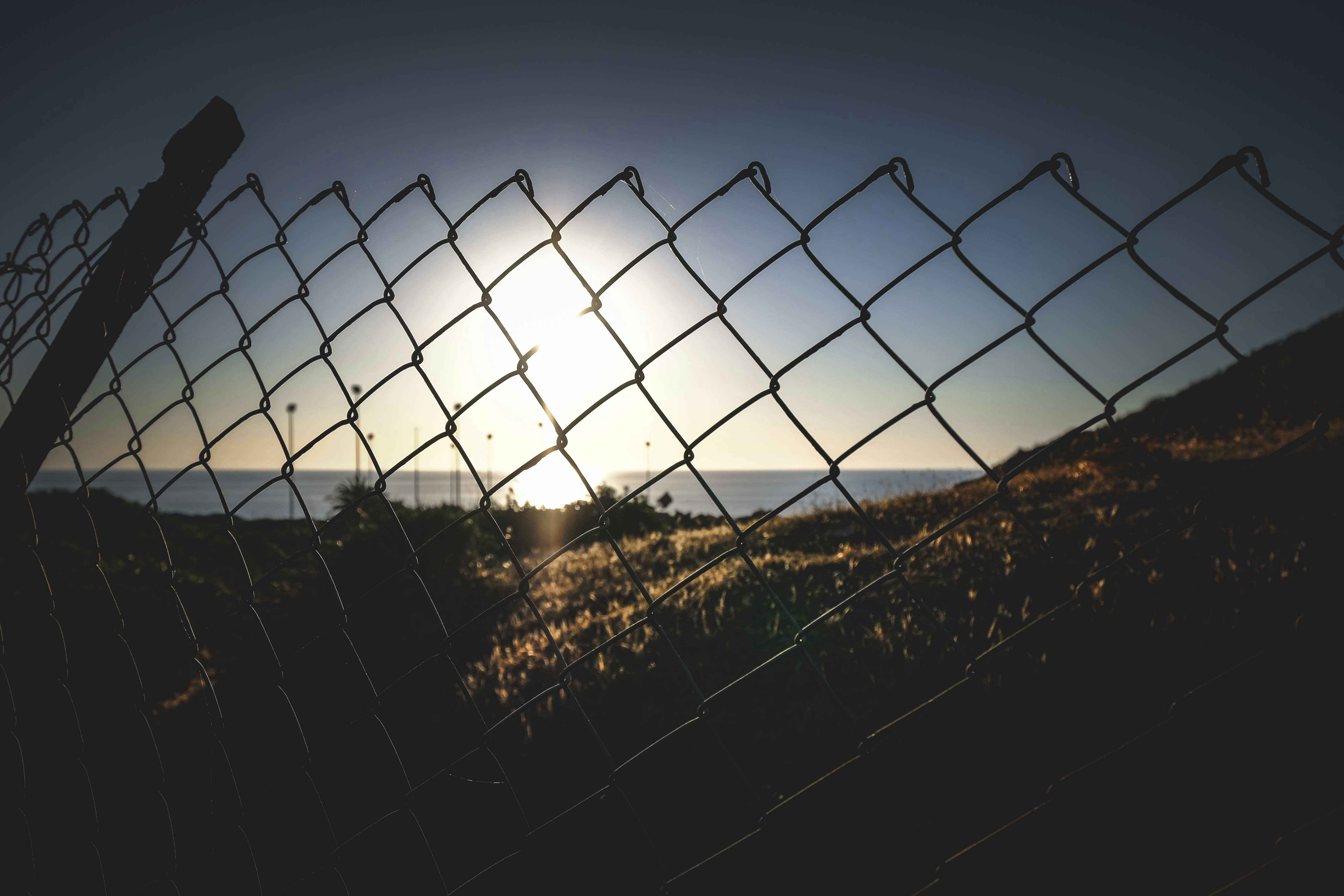 Cerca de metal blanco cerca de hierba verde durante el día foto – Imagen de  Gris gratuita en Unsplash, image size:3000x2000