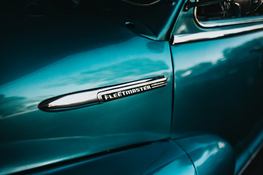 ナンバープレート付きの青いメルセデスベンツ車
