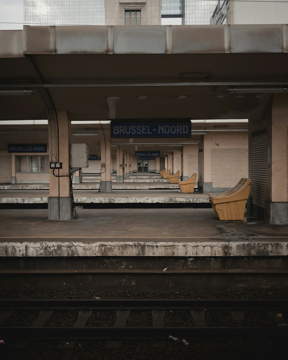 brown wooden bench near brown wooden bench