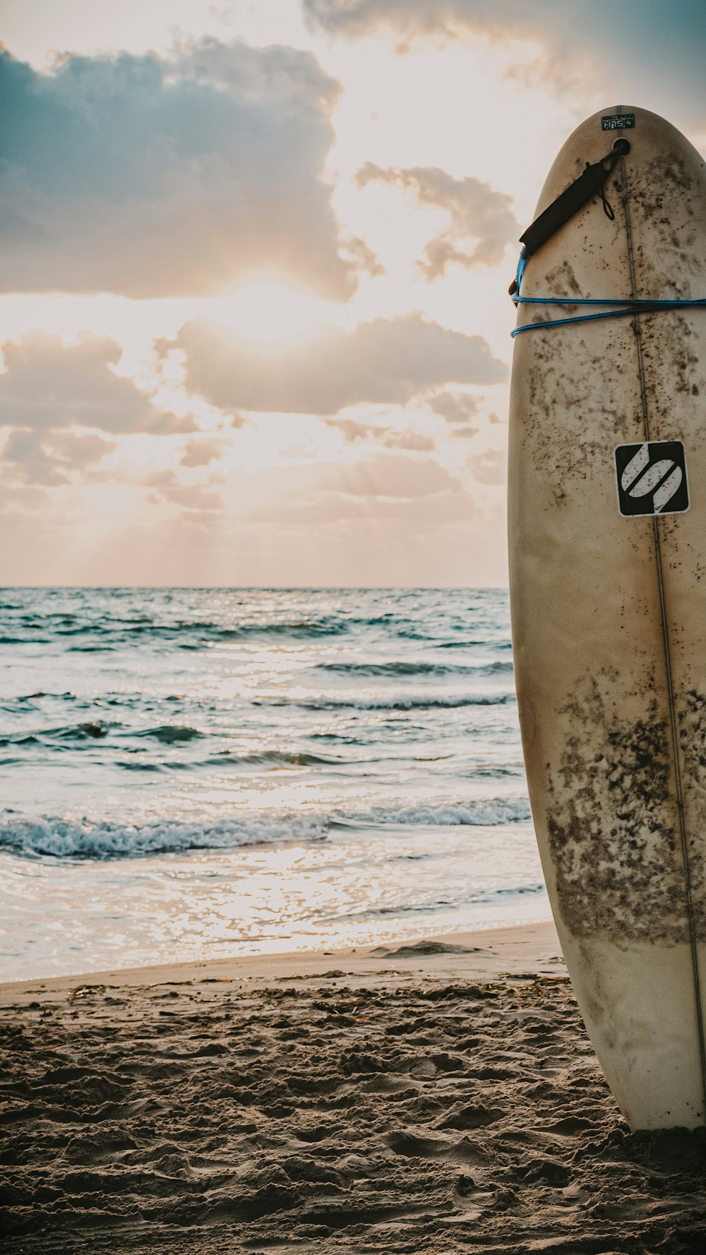 braunes und schwarzes Surfbrett tagsüber am Strand