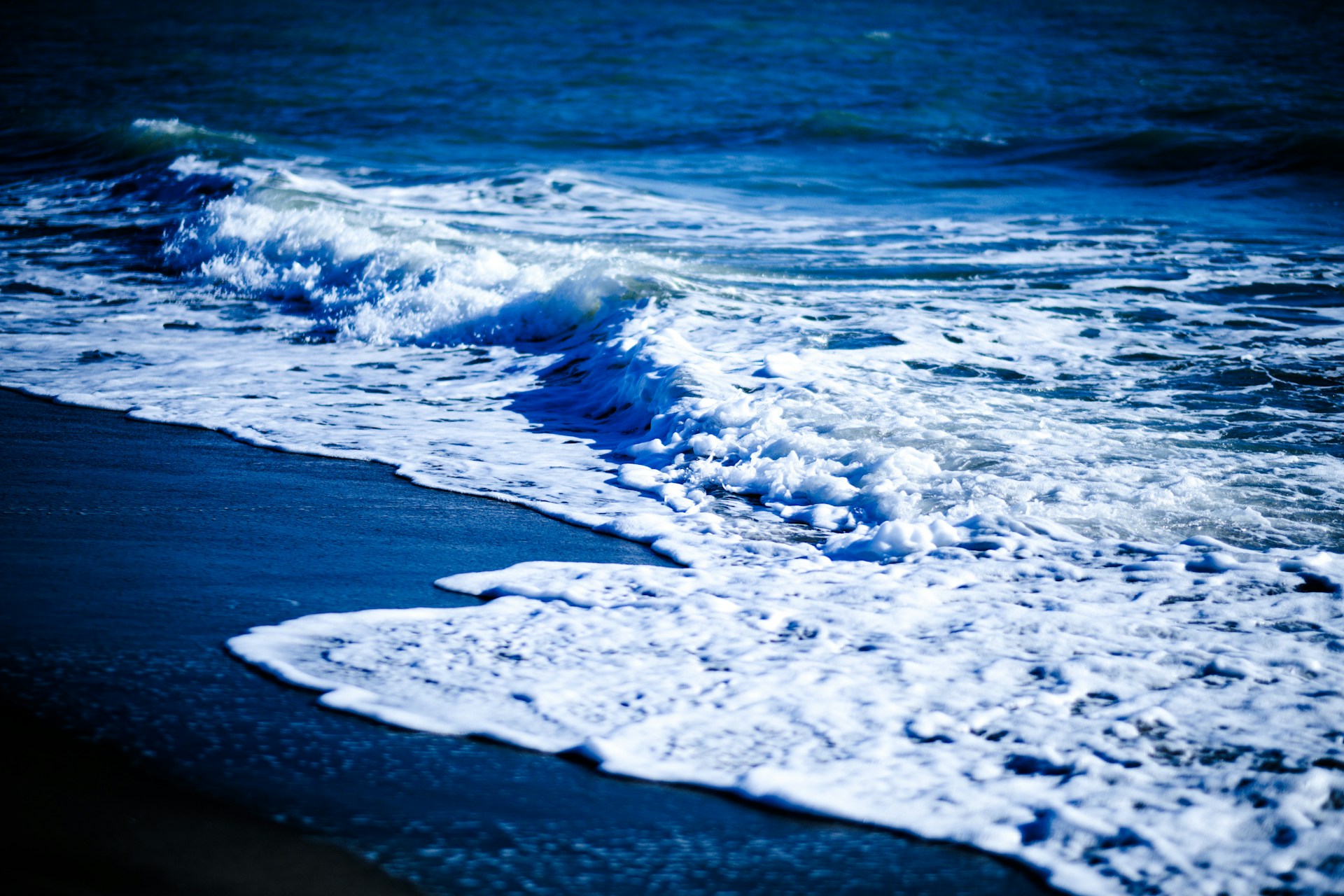 white snow on shore during daytime