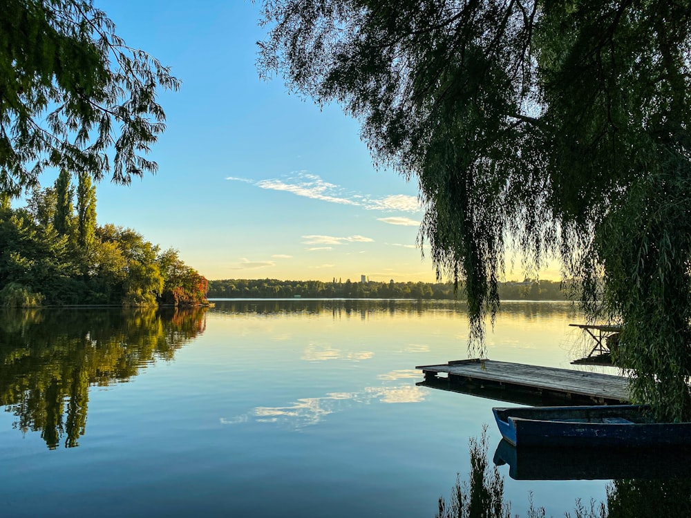 Barco blanco en el lago durante el día