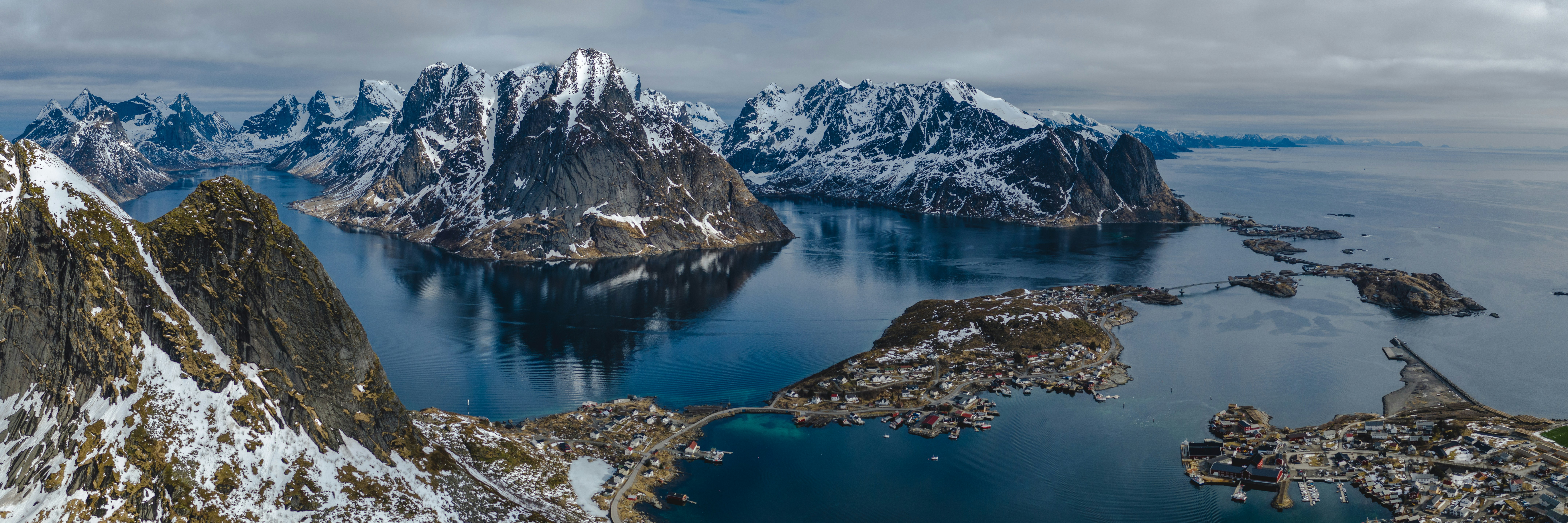 lake in the middle of mountains