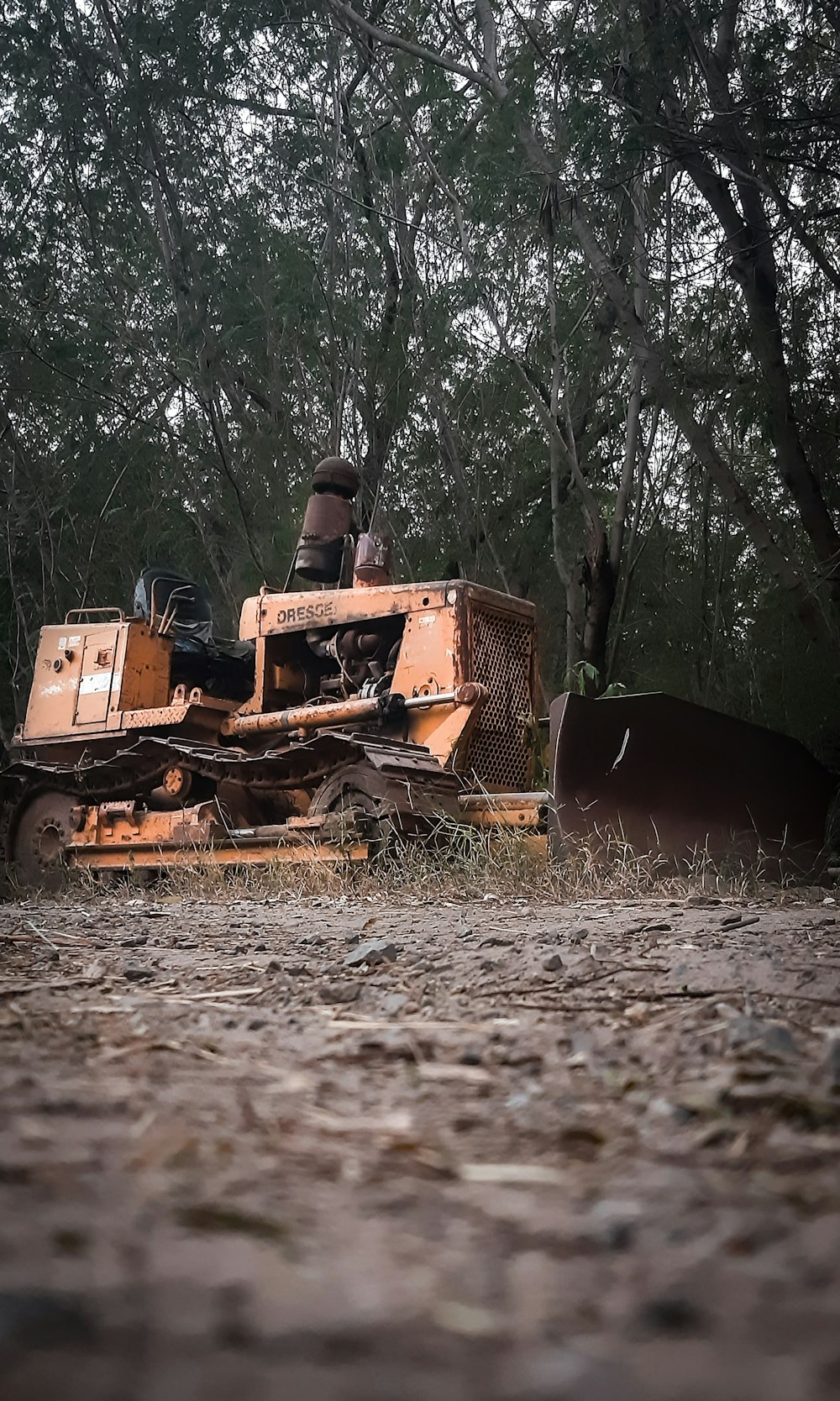 equipamento pesado marrom e preto na floresta durante o dia