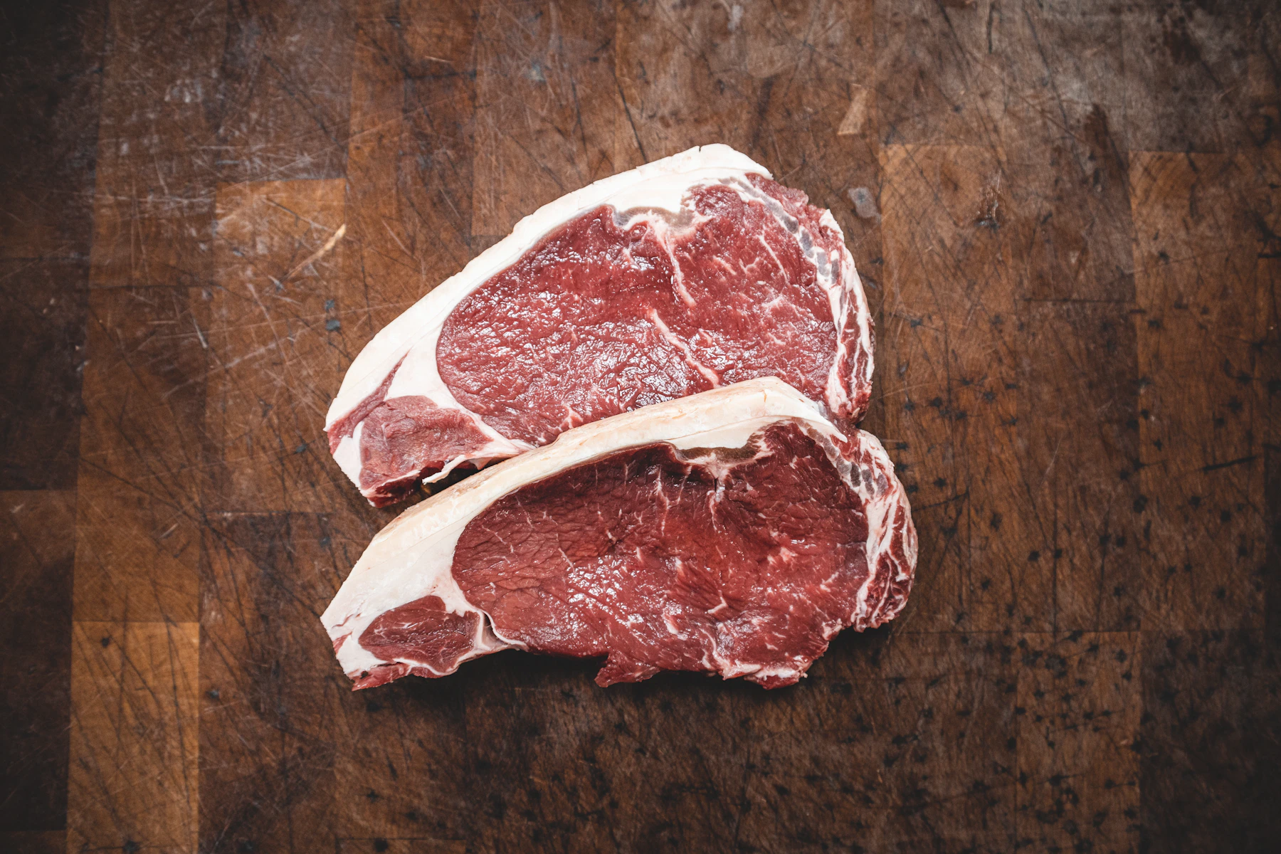 Taglio di carne su piano scuro