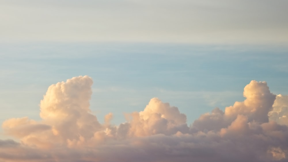 Nubes blancas y cielo azul durante el día