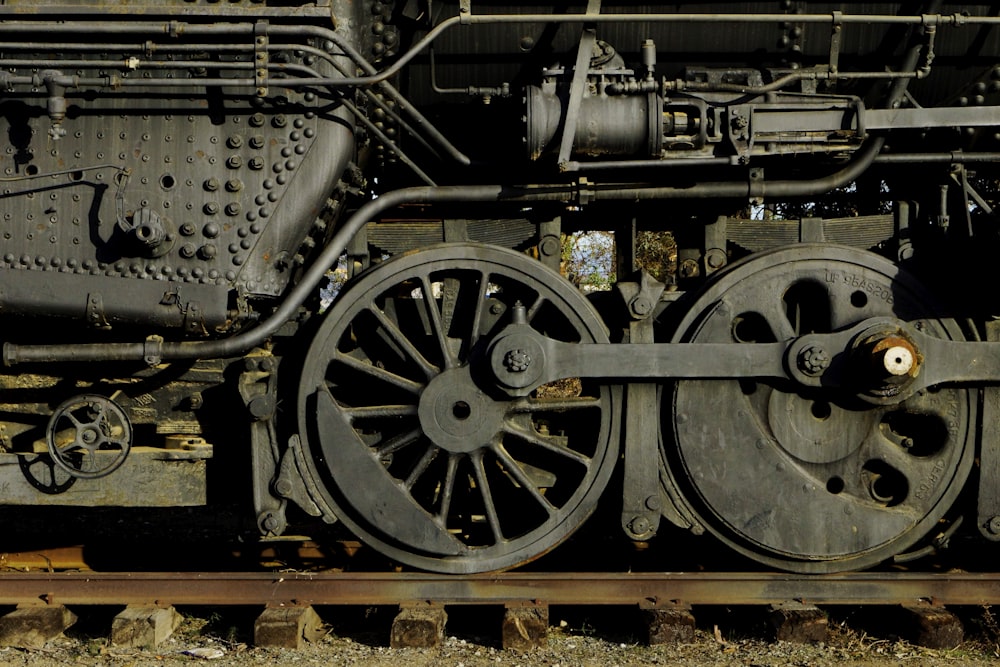 黒と茶色の列車の車輪