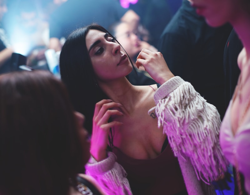 Mujer con blusa púrpura brillante