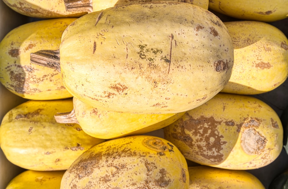 Fruta ovalada amarilla sobre mesa de madera marrón