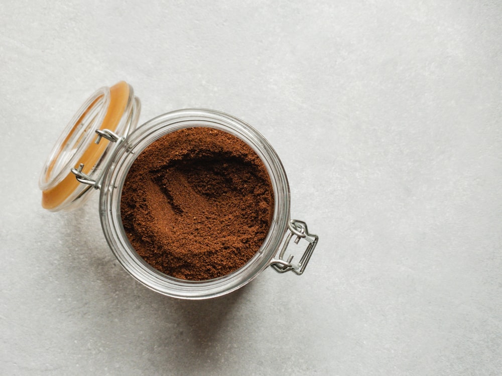 liquide brun dans une tasse en céramique blanche