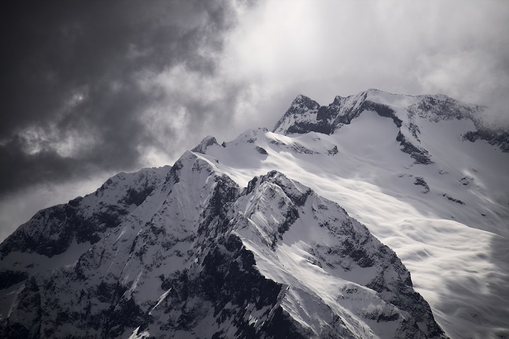 Schneebedeckter Berg tagsüber unter bewölktem Himmel