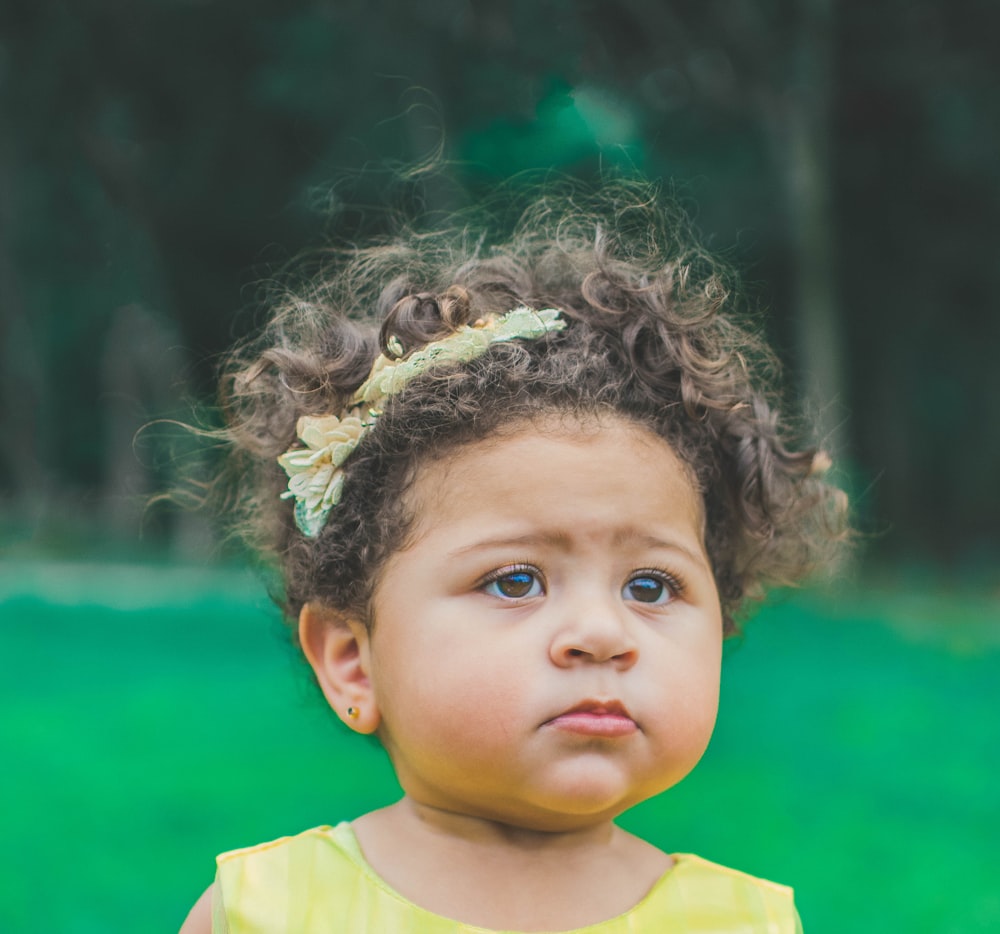 fille en chemise jaune à col rond