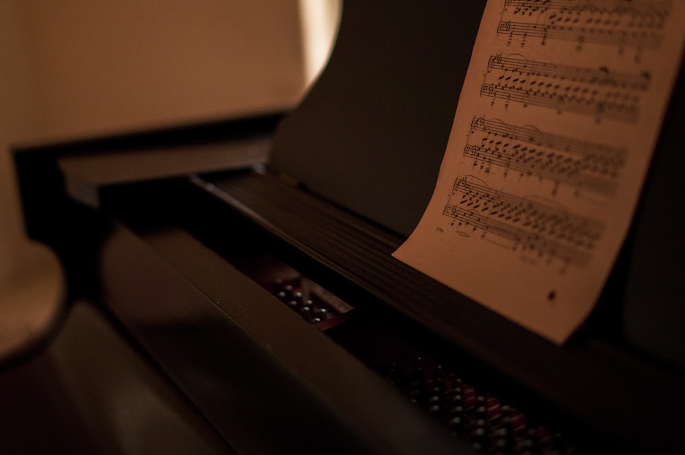 notes de musique sur piano noir