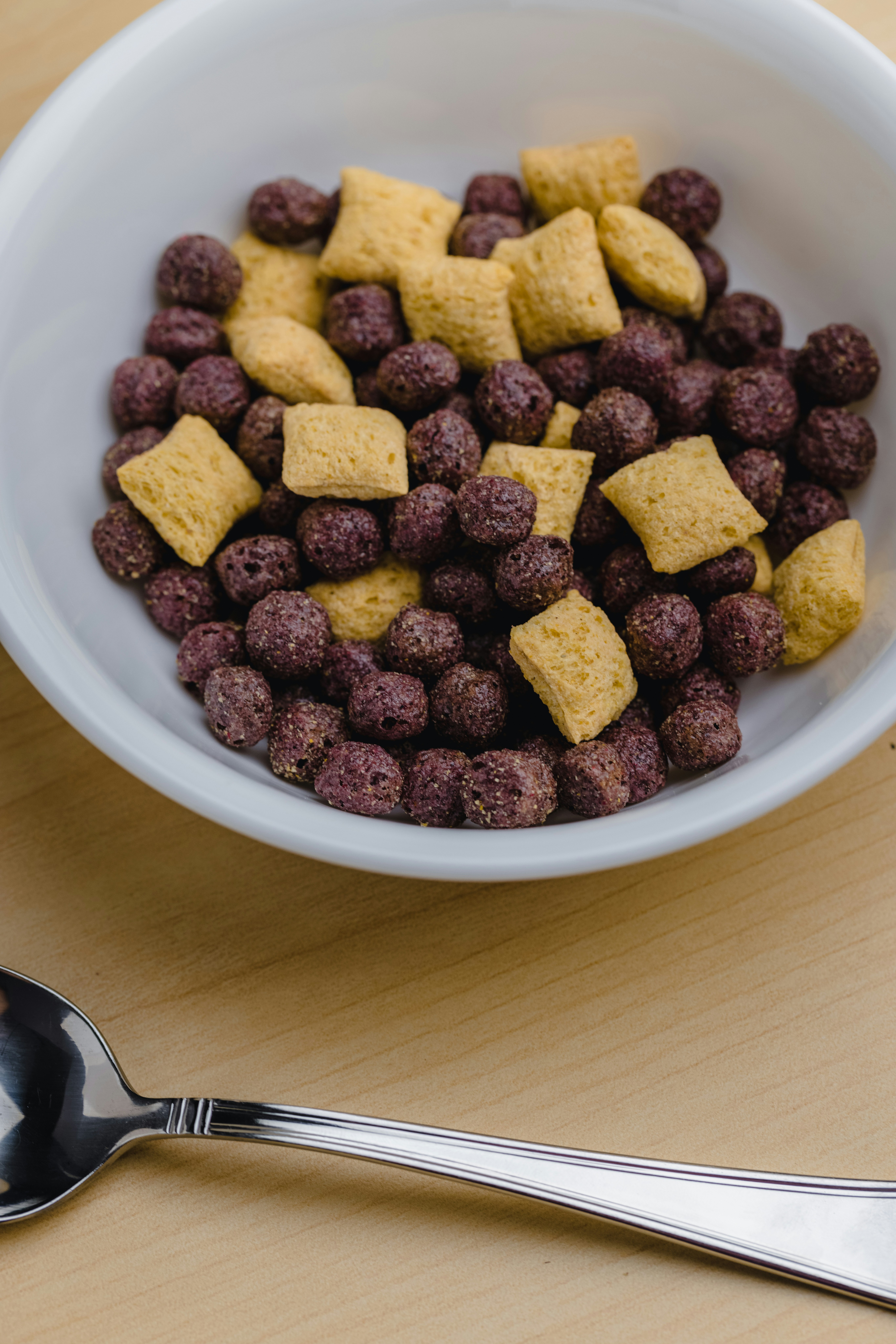 白いセラミック ボウルに茶色と黒の食べ物の写真 Unsplashで見つけるカトラリーの無料写真