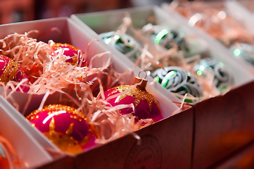 Bonbons assortis sur récipient en plastique blanc