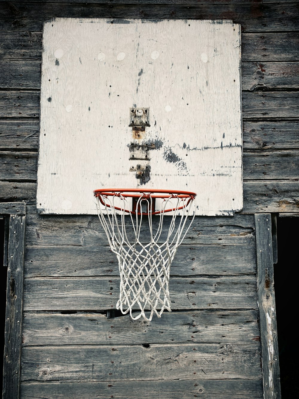 weiß-roter Basketballkorb