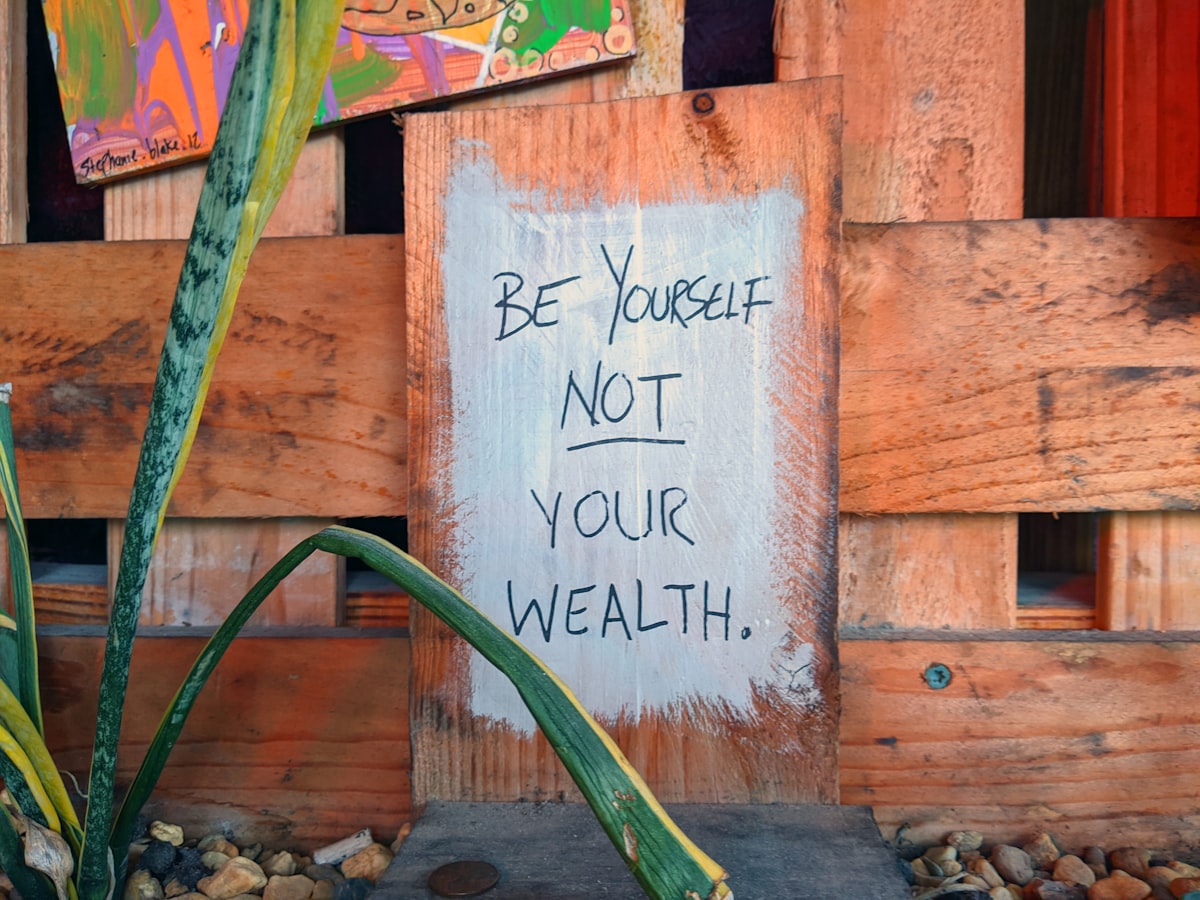 Pagar salud en efectivo puede recortar tu cuenta médica a la mitad — y nadie te lo dice