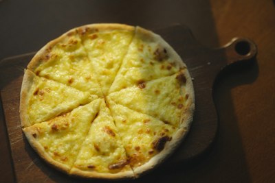 Pizza Quattro Formaggi généreusement nappée de quatre fromages fondus