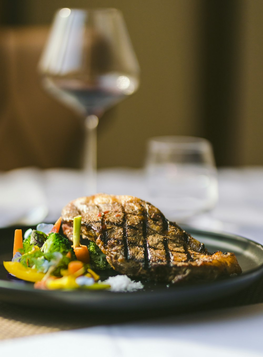 Alimentos cocinados en plato de cerámica blanca