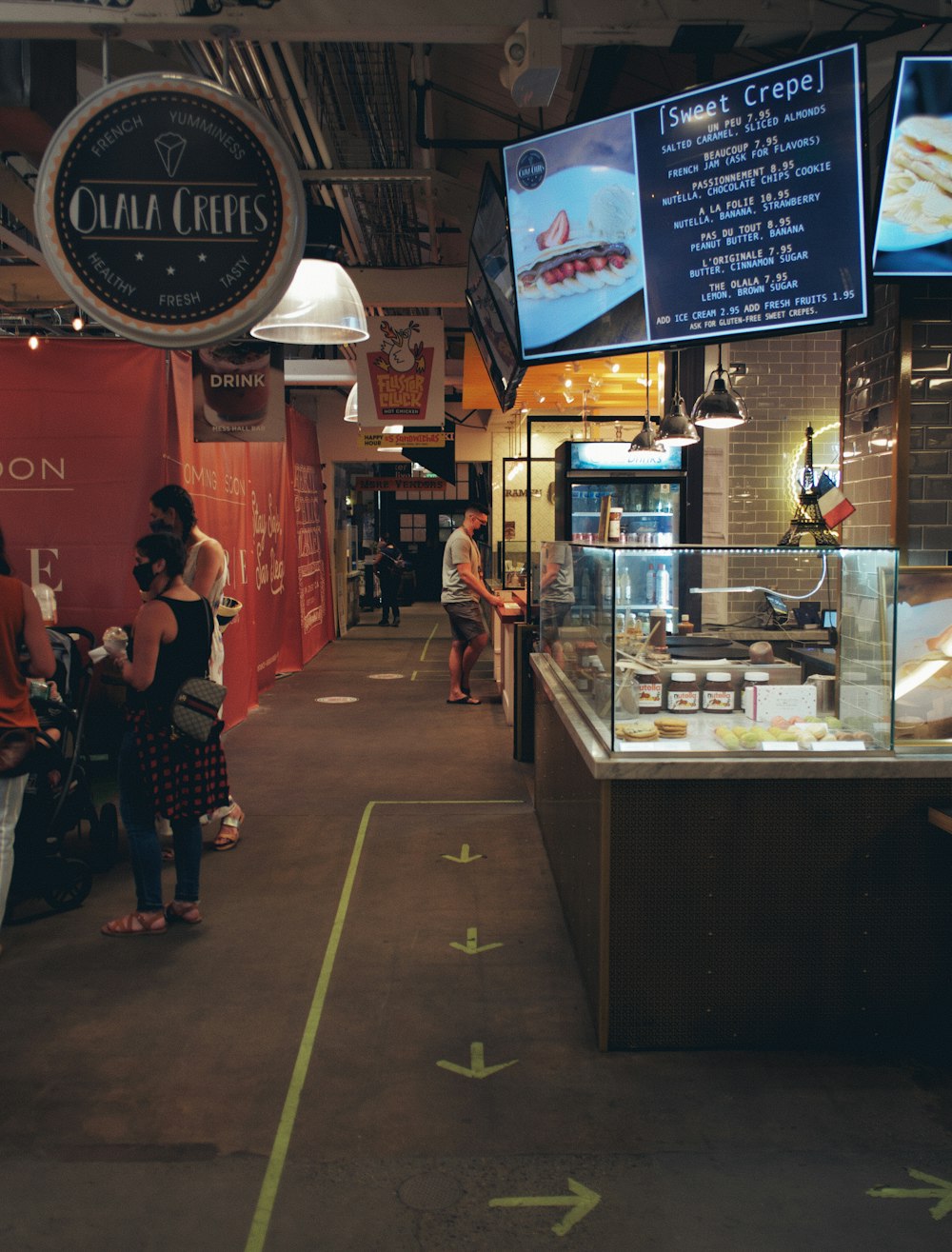 Personas de pie cerca del puesto de comida durante la noche