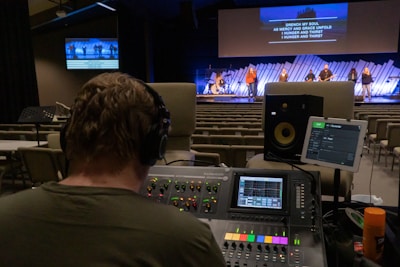 man in brown shirt playing arcade game