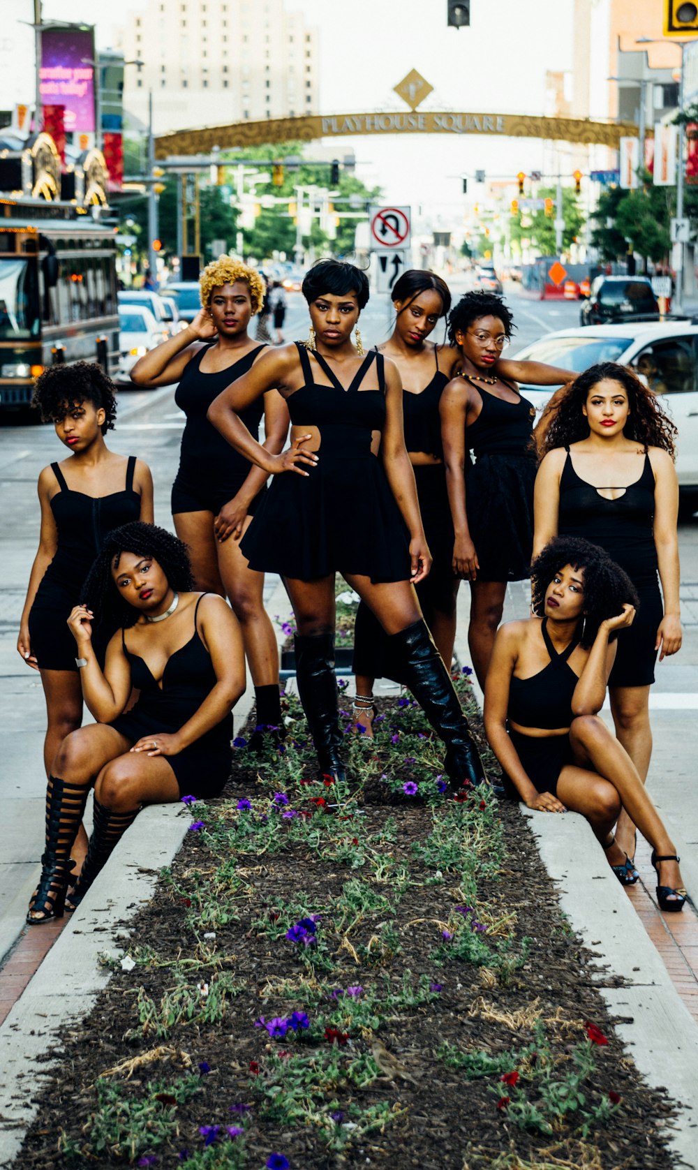 Gruppe von Frauen in schwarzem Tanktop und schwarzen Shorts auf Betonbank