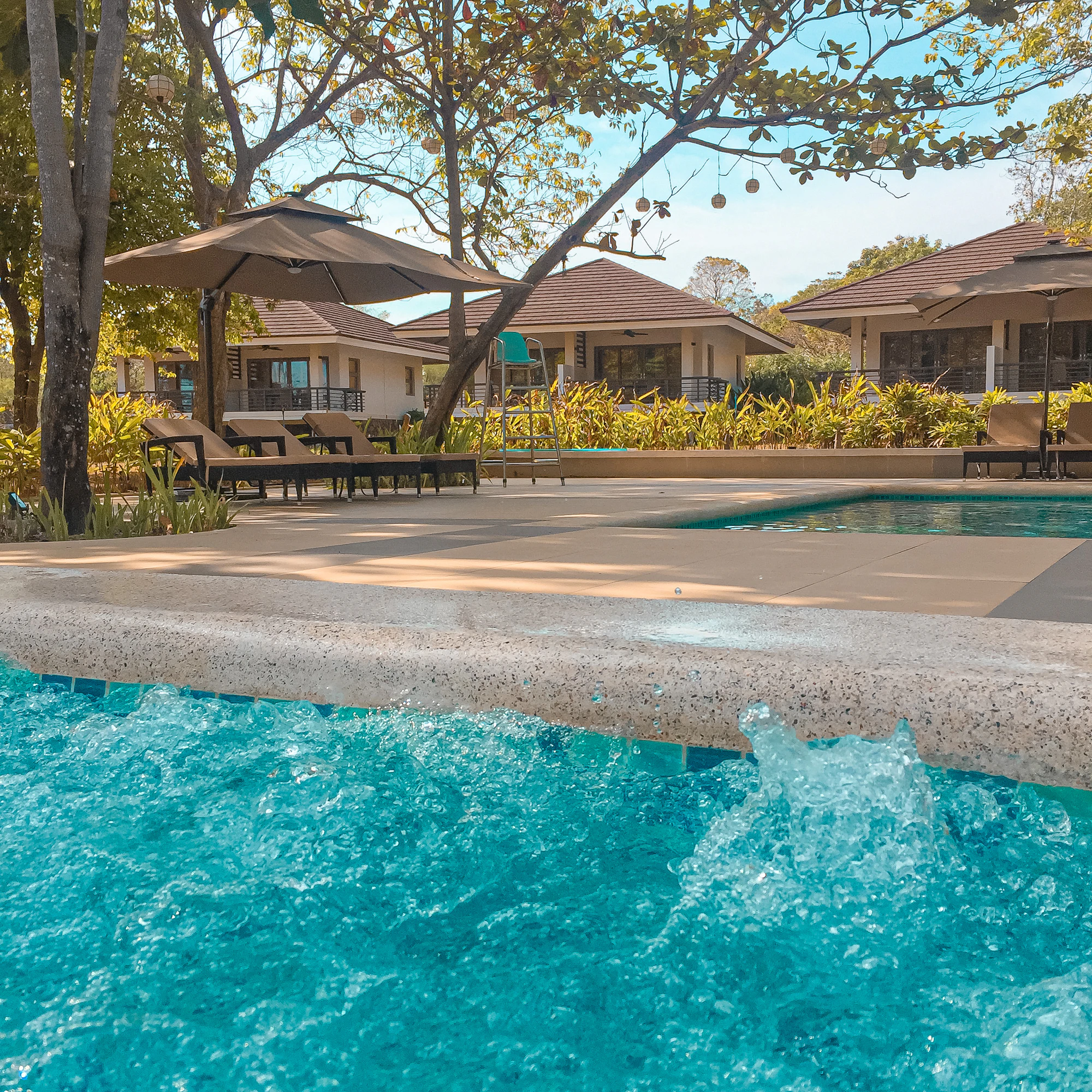 Résidence de vacances, bungalows autour d’une piscine