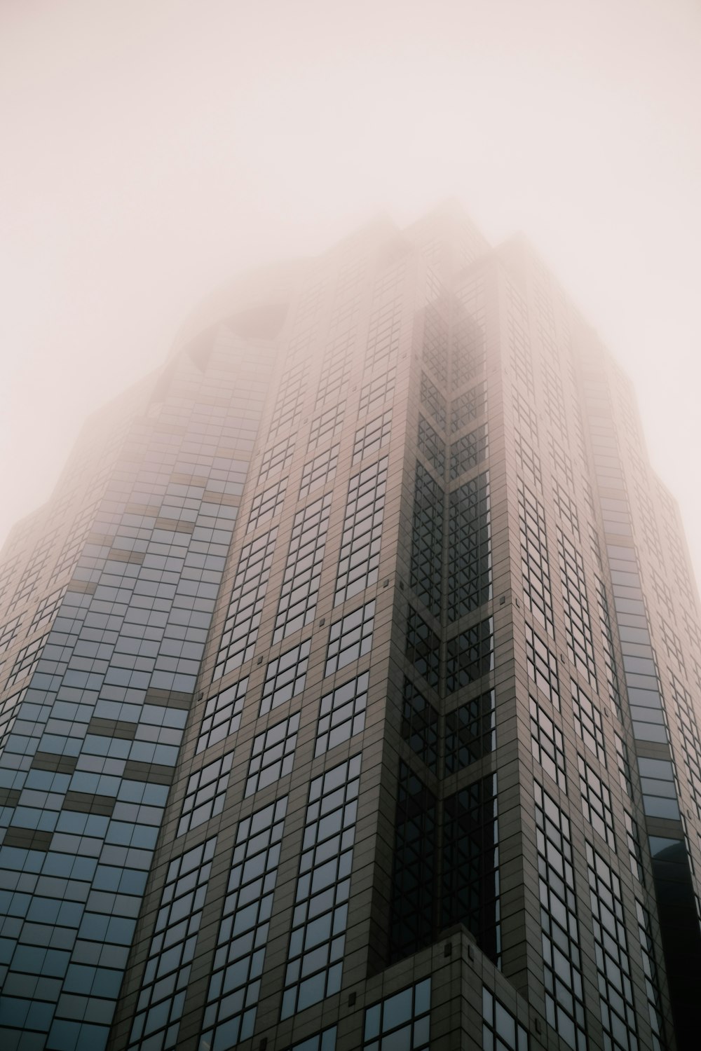 Foto en escala de grises de un edificio de gran altura