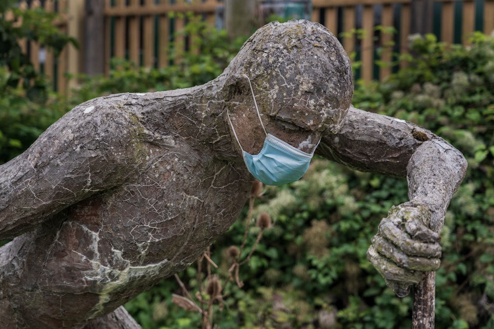 pietra grigia con sacchetto di plastica blu