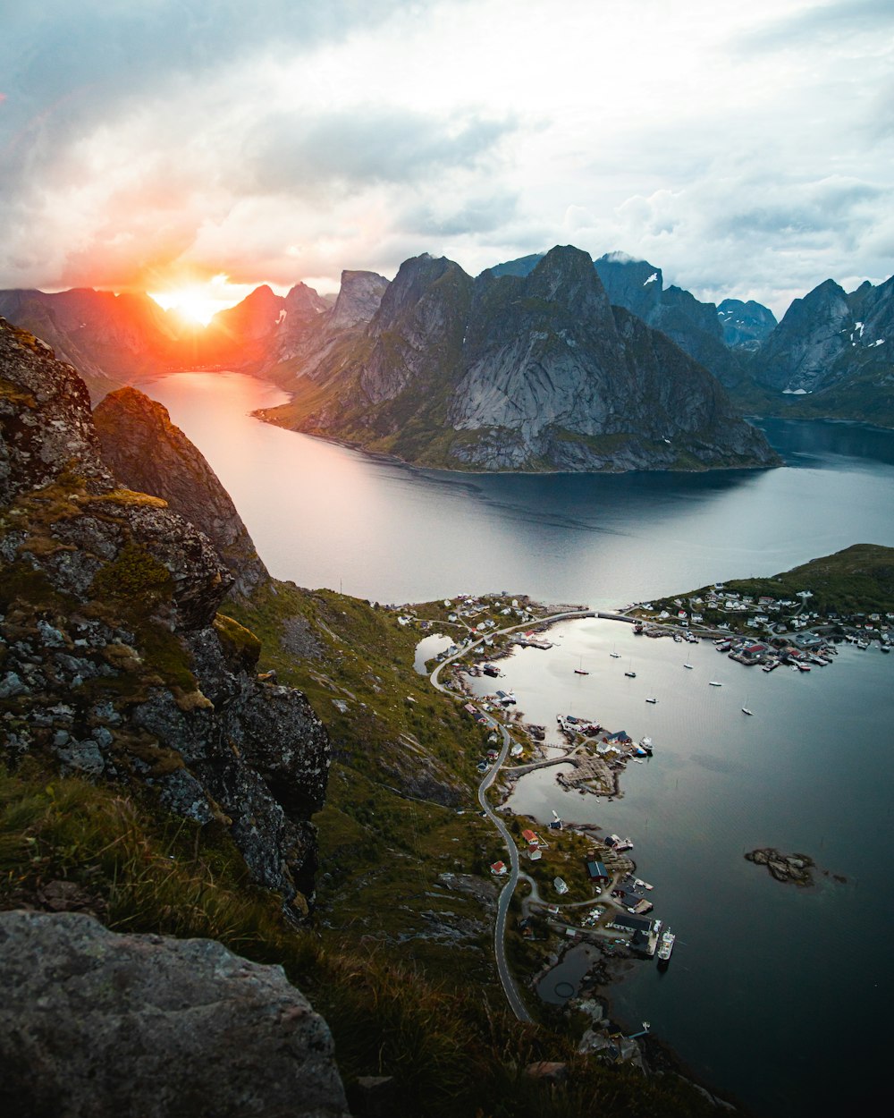 plan d’eau entre les montagnes pendant la journée