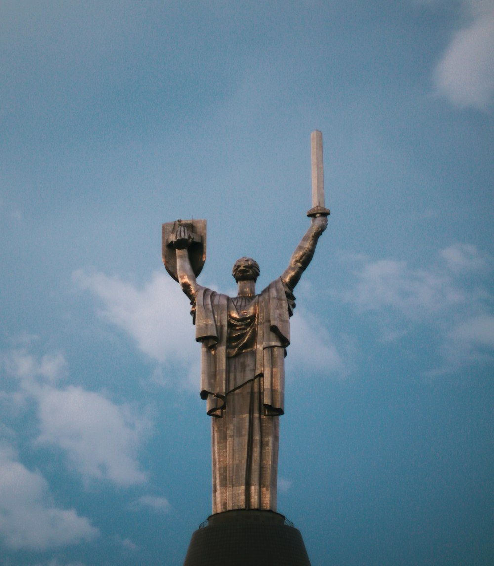Estatua marrón bajo el cielo azul durante el día