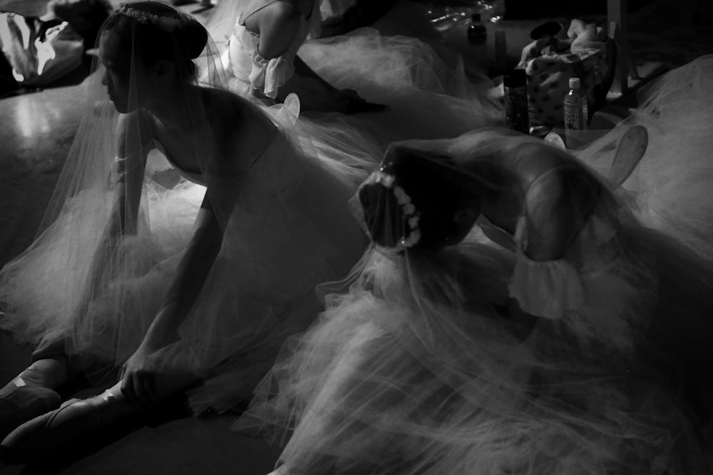 Foto in scala di grigi di uomo e donna che ballano