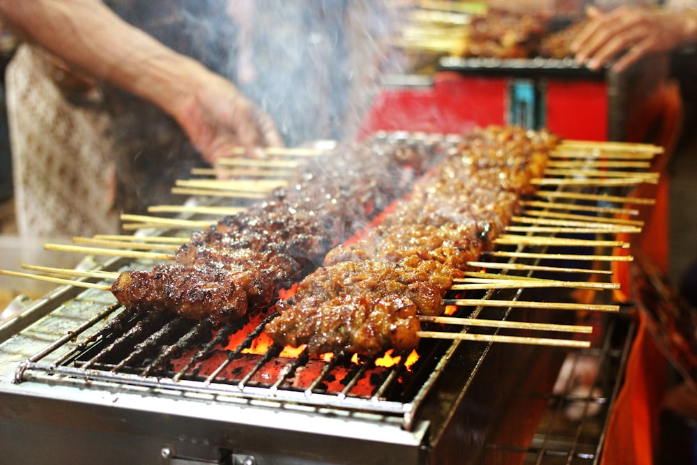 carne grelhada na grelha a carvão