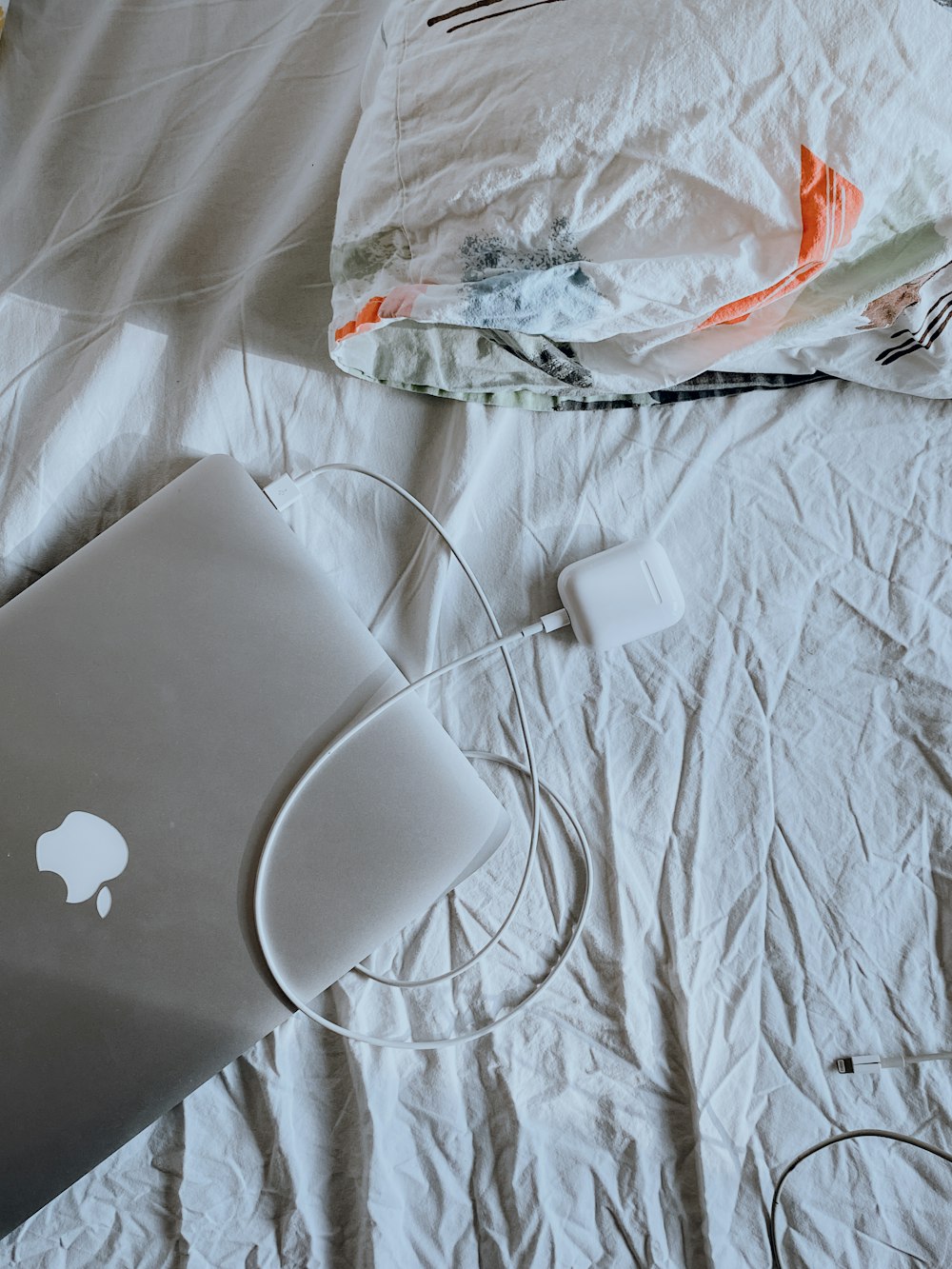 MacBook argentato su tessuto bianco