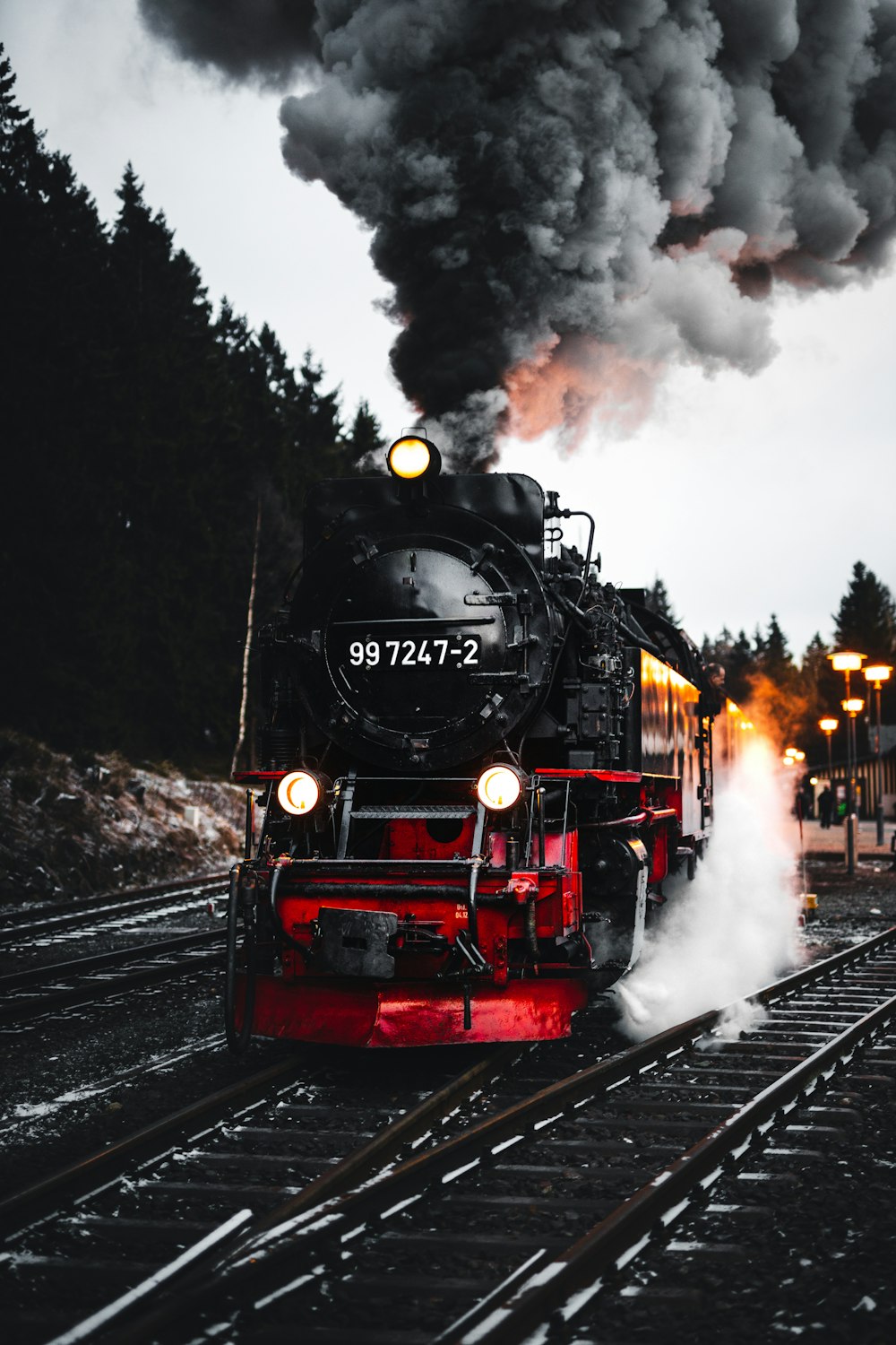 Tren rojo y negro en la vía férrea durante el día
