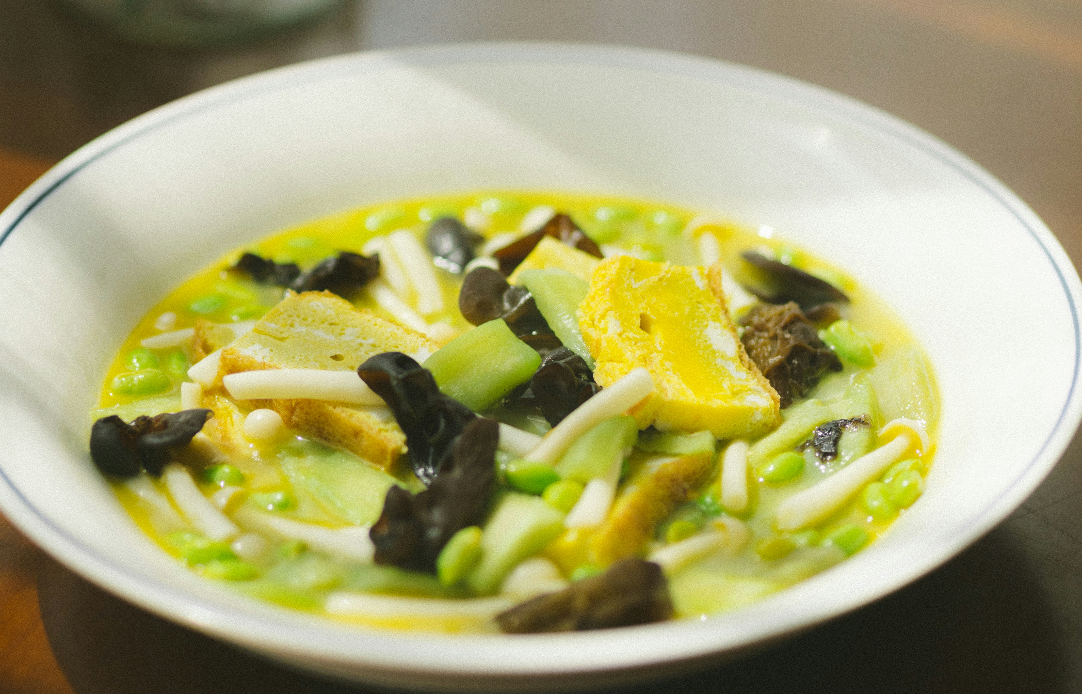 Sopa Ligera de Frijol Negro con Aguacate y Queso Panela