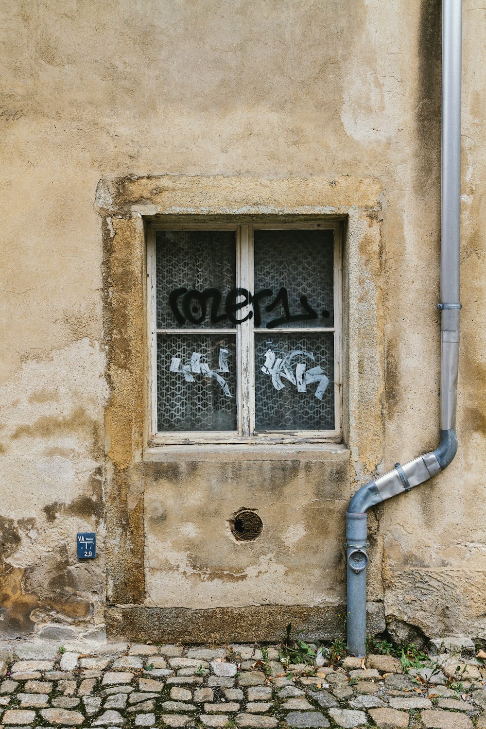 ventana de vidrio con marco de madera blanca