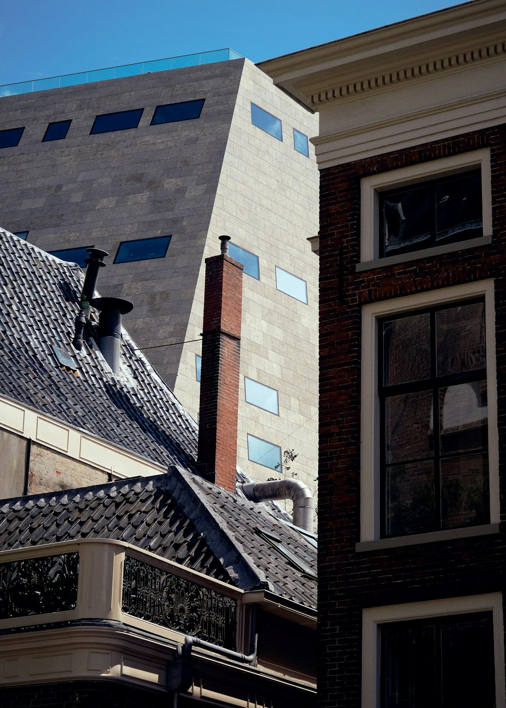青い屋根の茶色のレンガ造りの建物