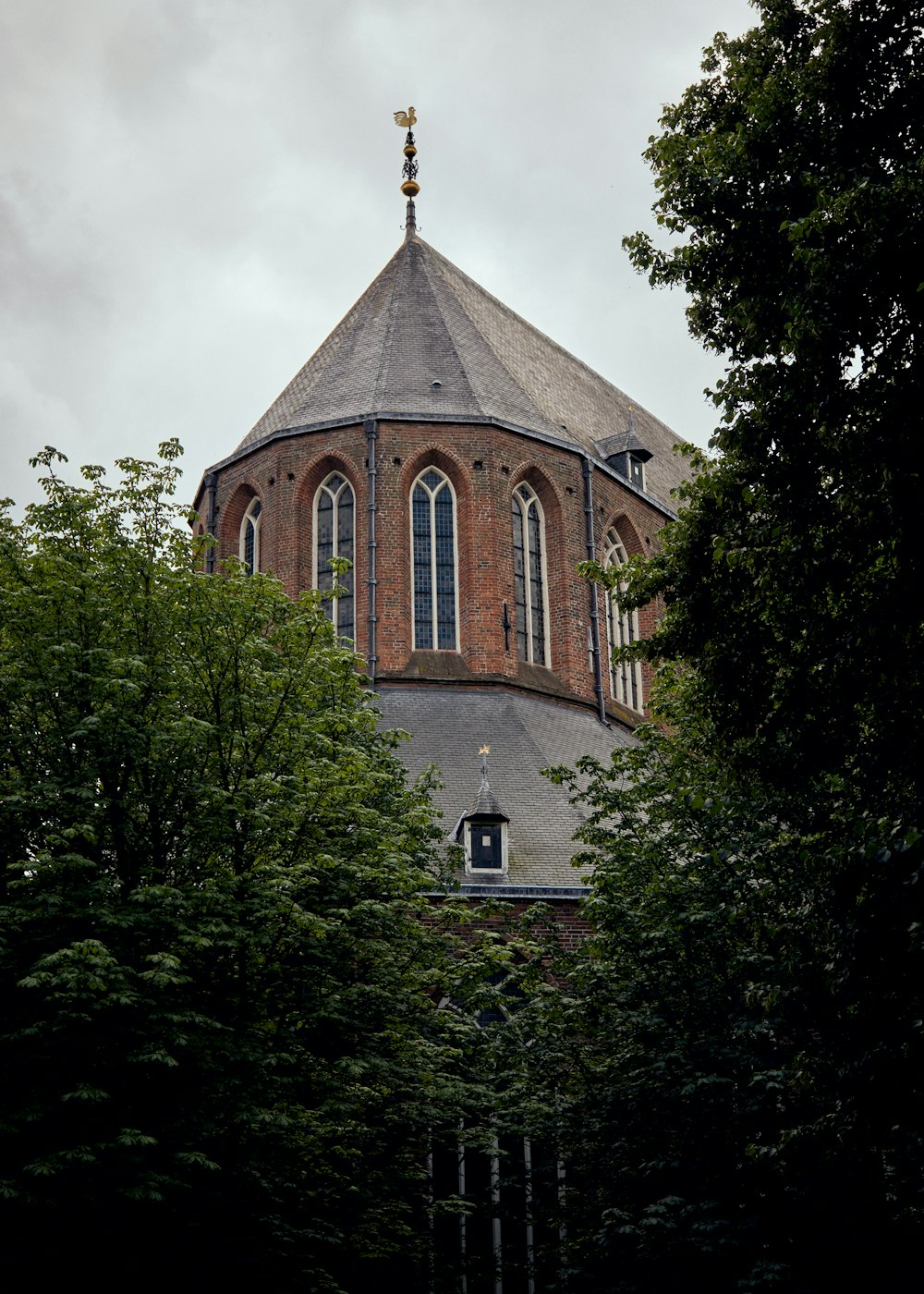青空の下の茶色と灰色のコンクリートの教会