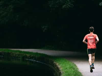 Hvad er den gennemsnitlige skridtlængde og løbekadence ved løb?
